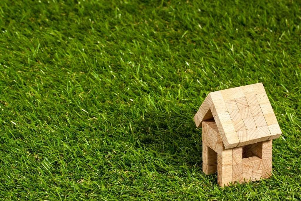 Un petite maison en bois dans un jardin